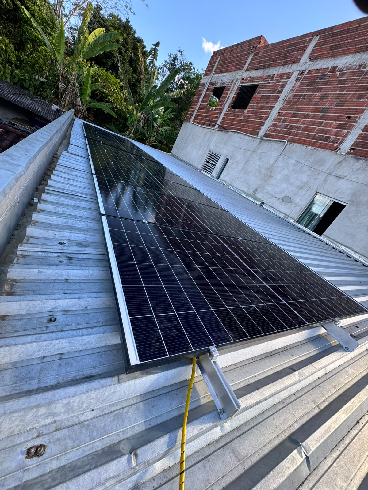 Detalhe lateral de módulos fotovoltaicos
